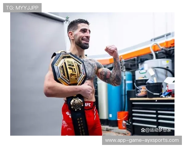 UFC重量级大战血花四溅，裁判被迫提前终止比赛